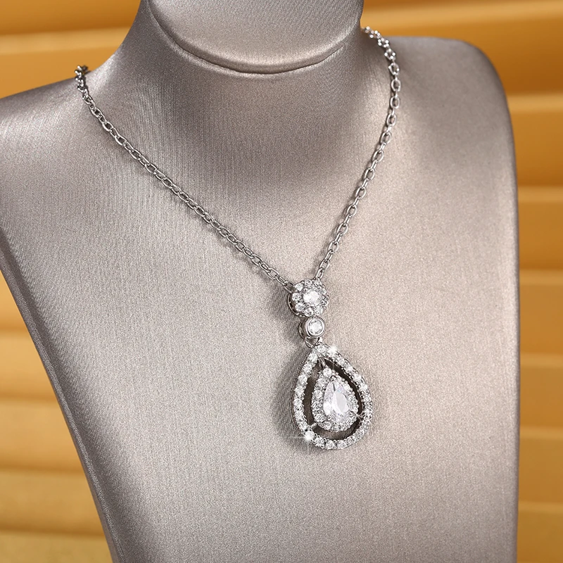 Huitan Luxury Crystal Necklace detail view