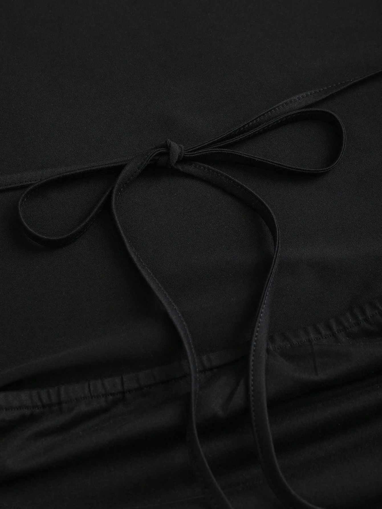 Mini robe noire élégante sans manches à col en v pour femmes, parfaite pour les fêtes de printemps/été et les sorties décontractées, robe mignonne