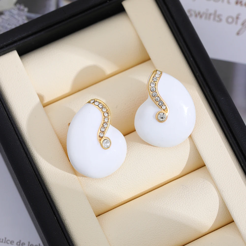 New Fashion Summer Oysters Shells Snail Shell Stud Earrings for Women Unique White Scallop CZ Zircon Earring Beach Trend Jewelry