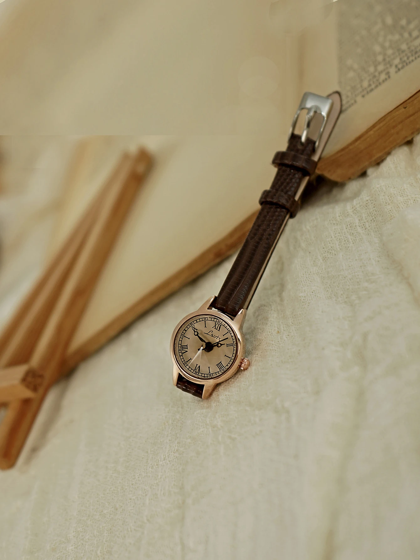 1 Piece of Retro Casual and Elegant Women's Coffee Brown Belt Watch Fashionable Small and Exquisite Round Small Dial Rhinestone Decoration Preppy Style Suitable for Daily Wear Dinner and Other Occasions Decorative Wrists 5