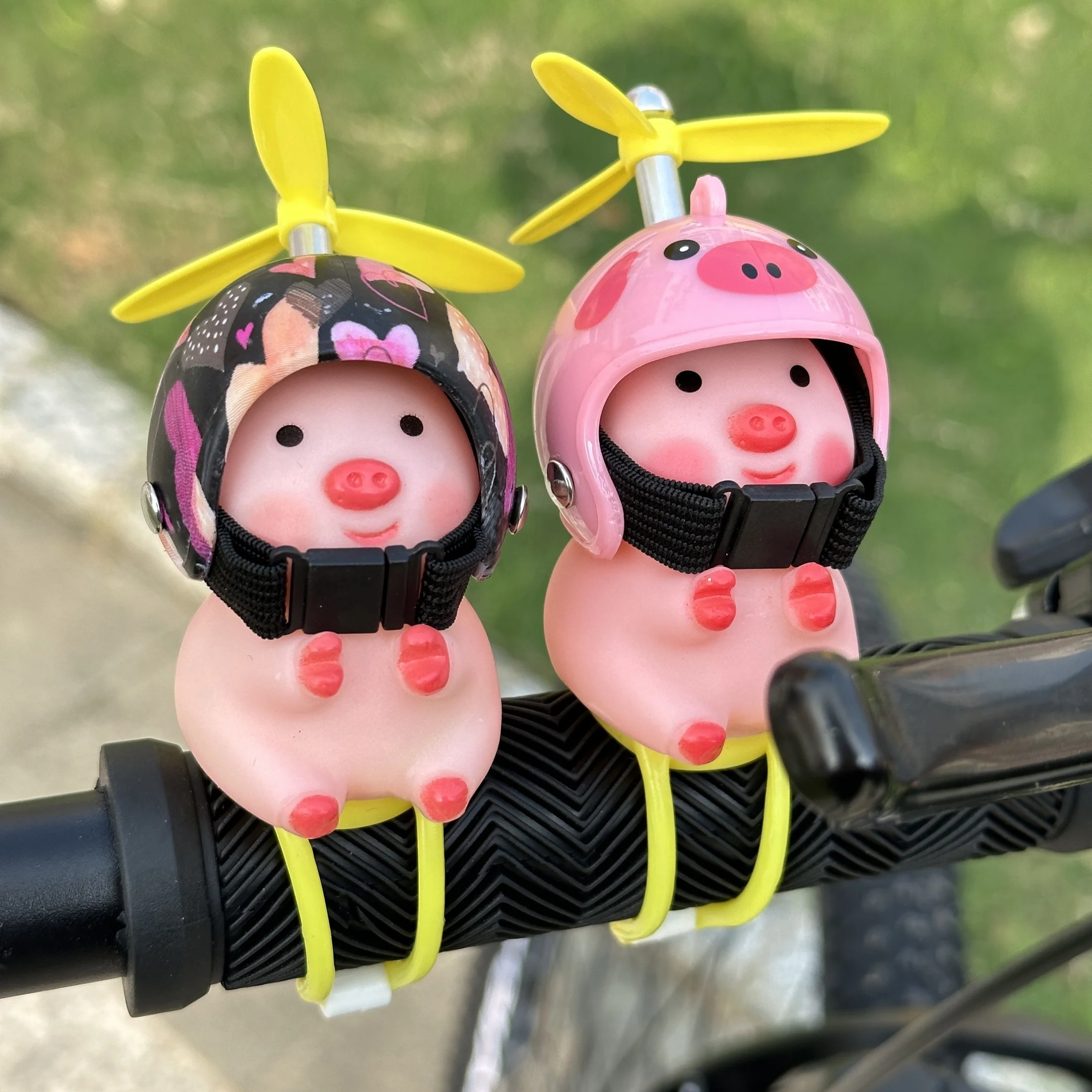 Cute Pig Helmet Handle Accessories, Street Motorcycle and Bicycle Decorations, Fashionable Pig Statues Wearing Helmets