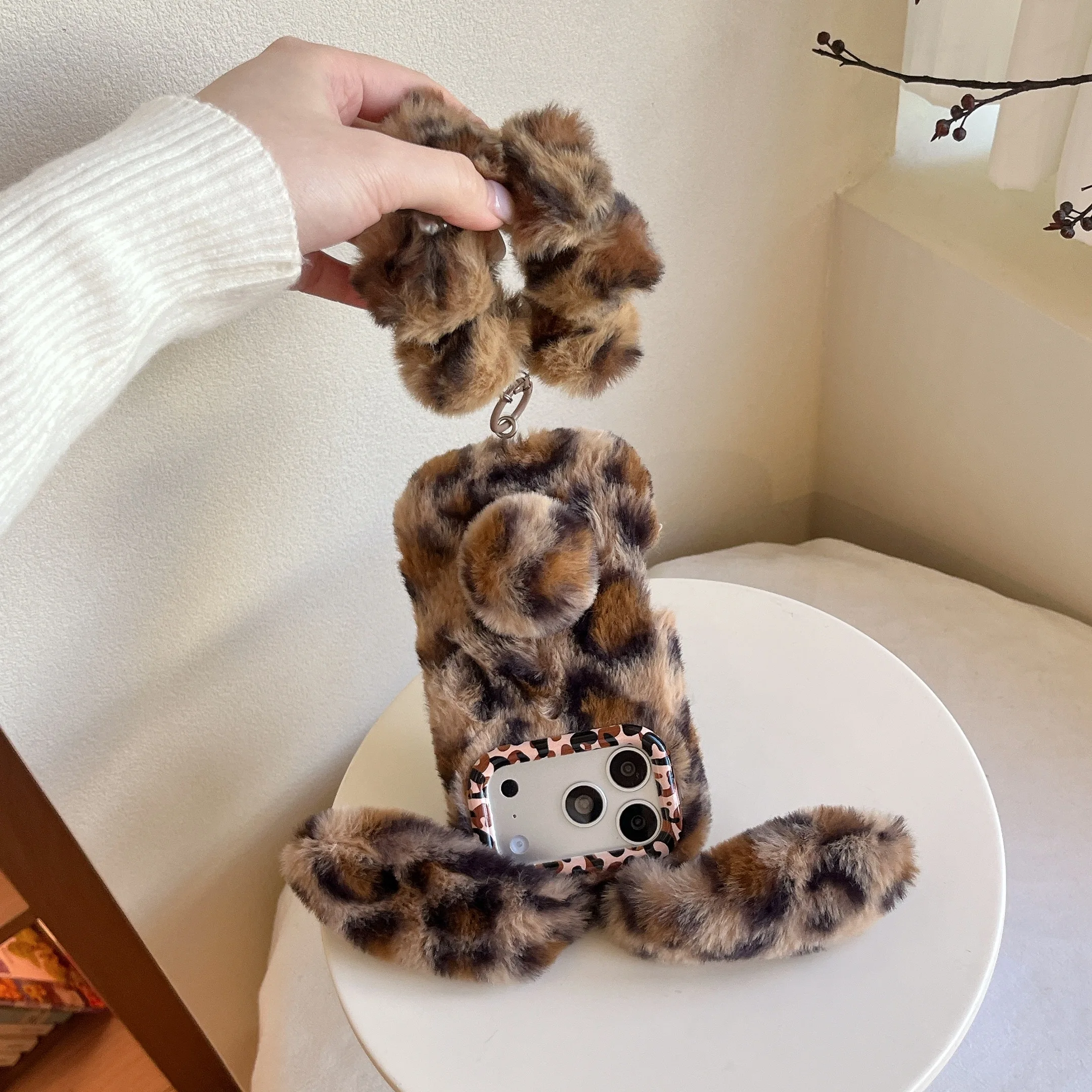 3D Leopardenmuster Kaninchen Plüsch Handyhülle für iPhone 17 Pro Max/16/15/14/13 Pro Max Plus Weiche Flauschige Modische Hülle Europa Amerika – Detail 16