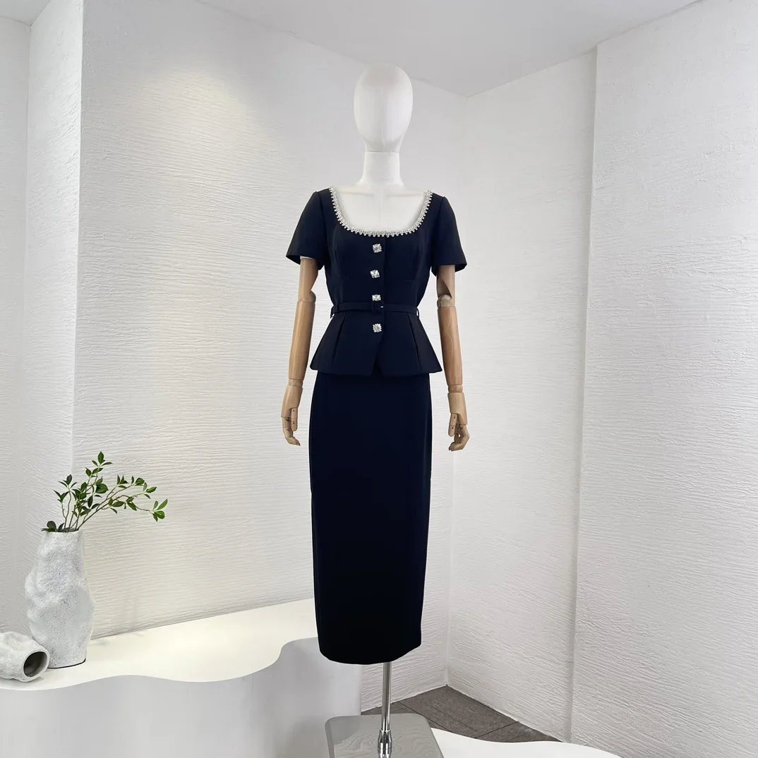 

Женский элегантный пиджак на пуговицах с коротким рукавом и квадратным вырезом и юбка миди с разрезом на подоле