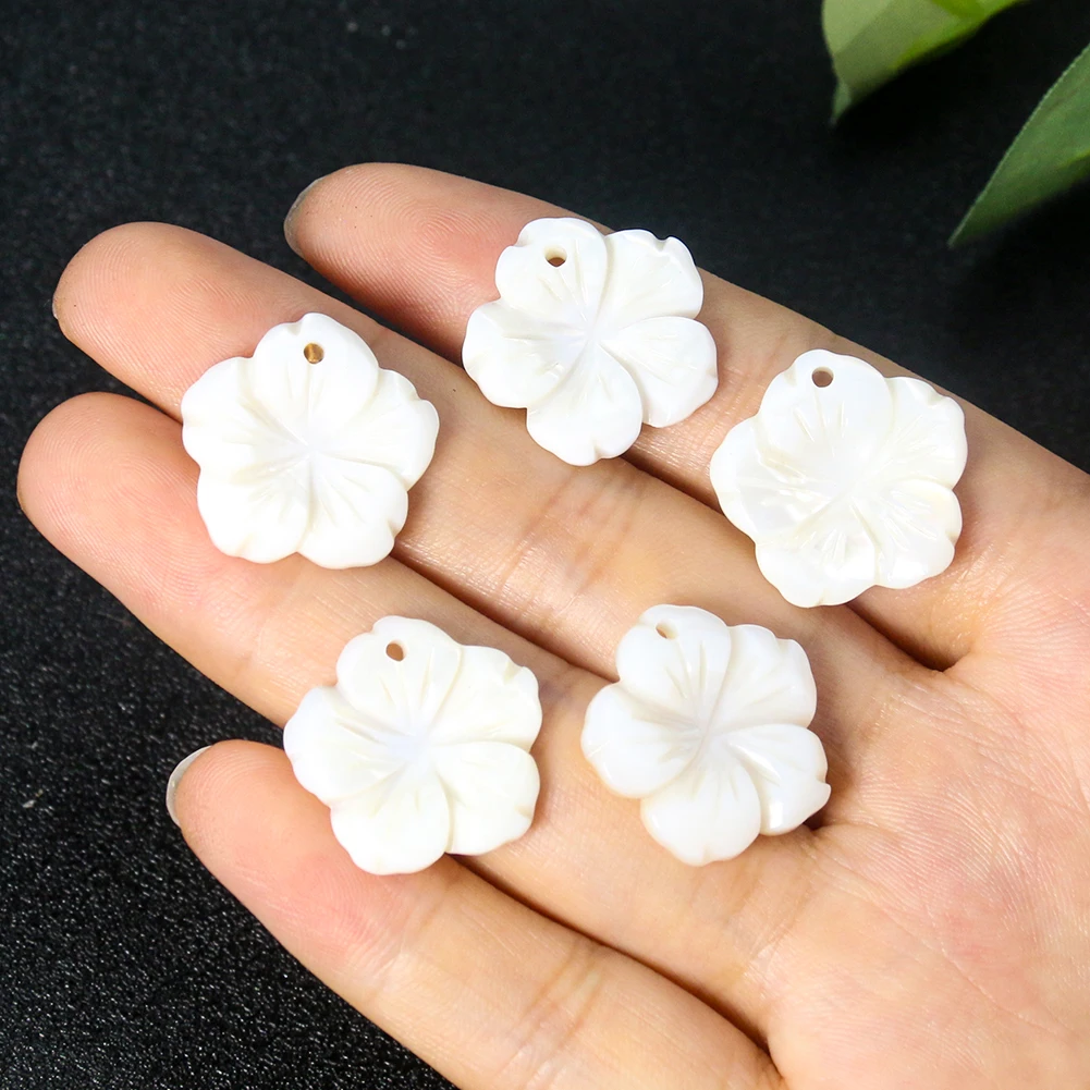 Muy Bien 2pcs 20mm Natural Freshwater Shell Carved Petal Shaped Pendant DIY Earrings Necklace Jewelry Making Accessories