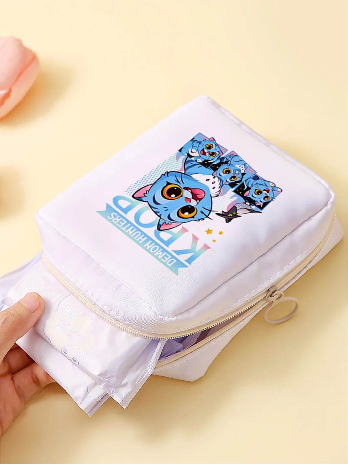 Cartoon pattern printed sanitary napkin storage bag, women's lightweight tissue bag, sanitary tissue bag