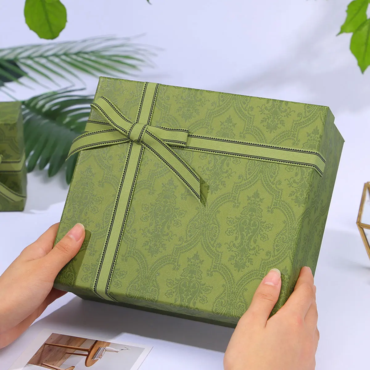 Elegant Green Gift Box Exquisite Paperboard Case for Valentine's Mother's Day Festival Gift Jewelry Comestic Perfume Packaging