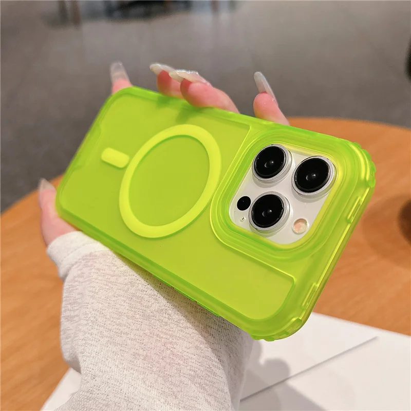 Phone Case With Built?In Fill Light And Clip?On Lens Support
