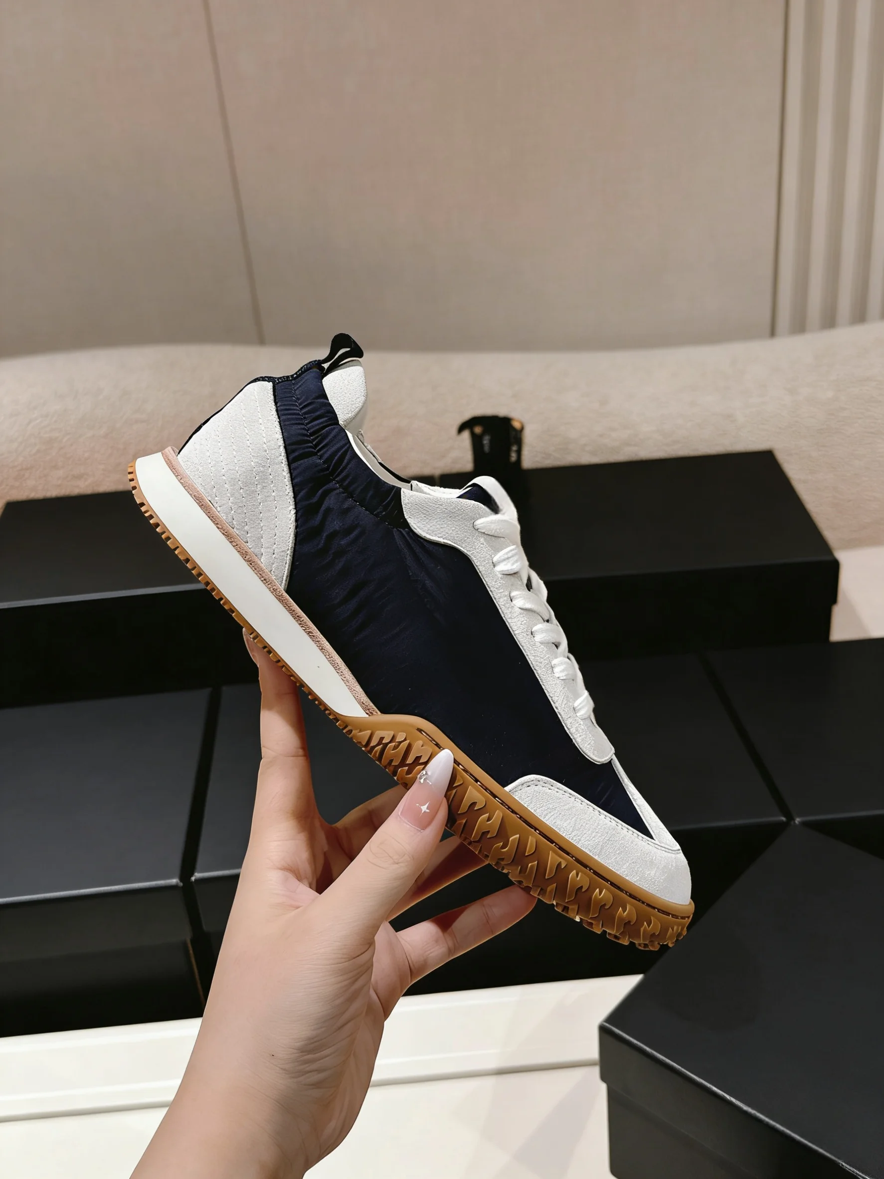 Spring Autumn Comfortable Casual Shoes Fashionable Thick Soled Footwear for Women and man 1