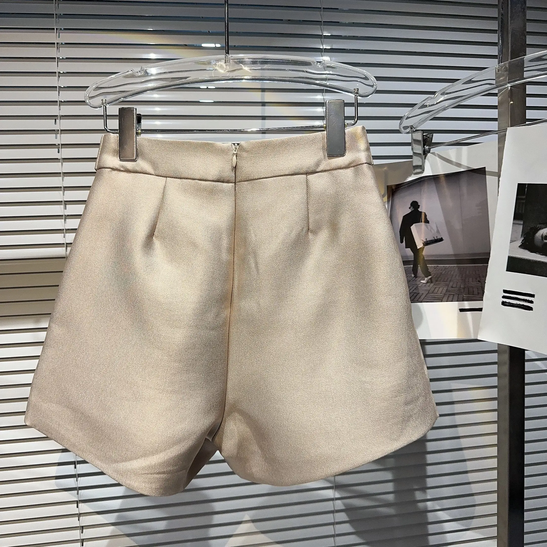 2023 Autumn New Retro Court Metal Buckle Flanging Waist Head Short Pants Temperament Pure Color Short Shorts for Women
