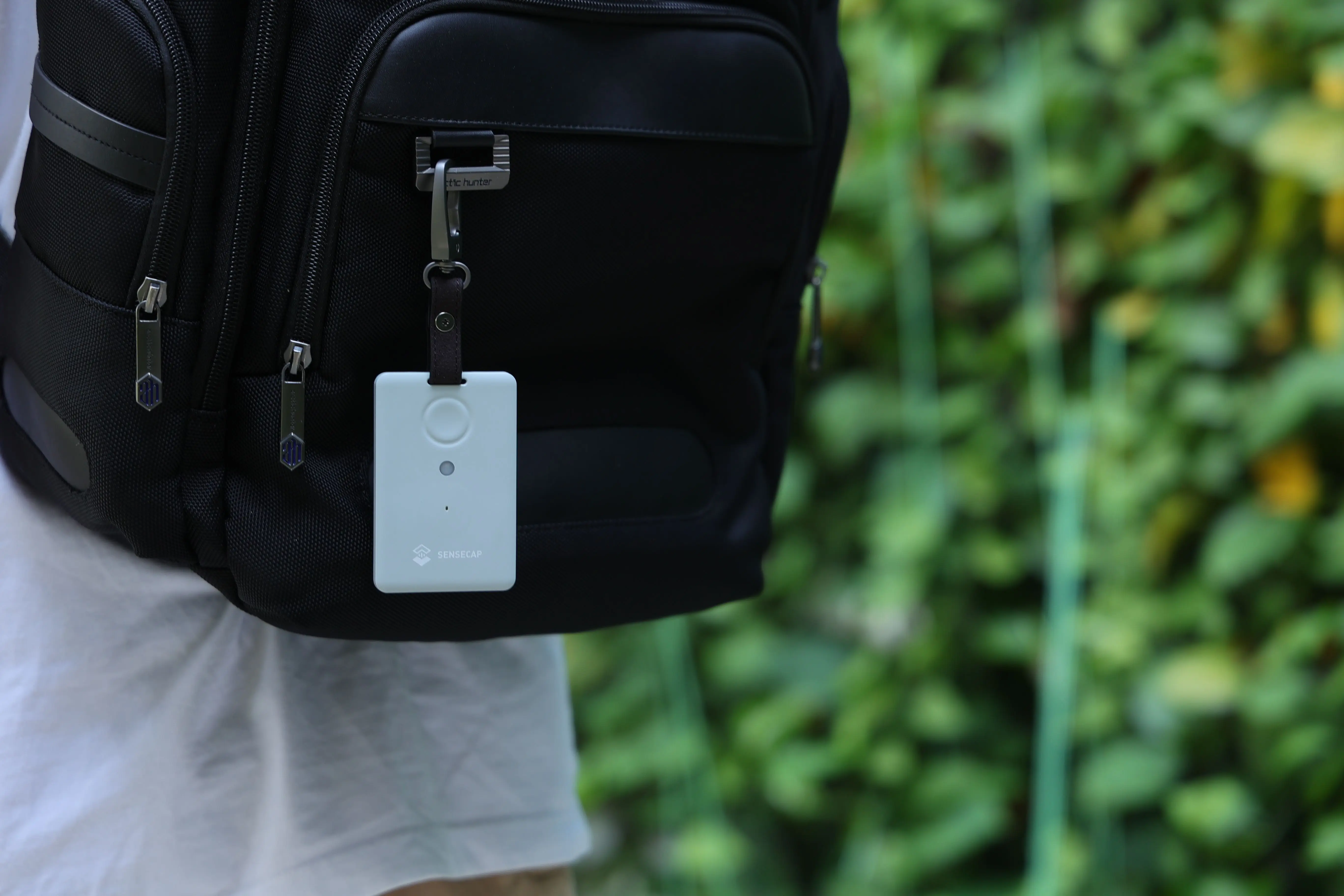 SenseCAP T1000 Ʈ��Ŀ�� ���� �� �Ǵ� ���Ϸ� ���ߵ�, ���� Űü�ο� Ʈ��Ŀ�� �����ϱ� ���� �淮 ��ġ