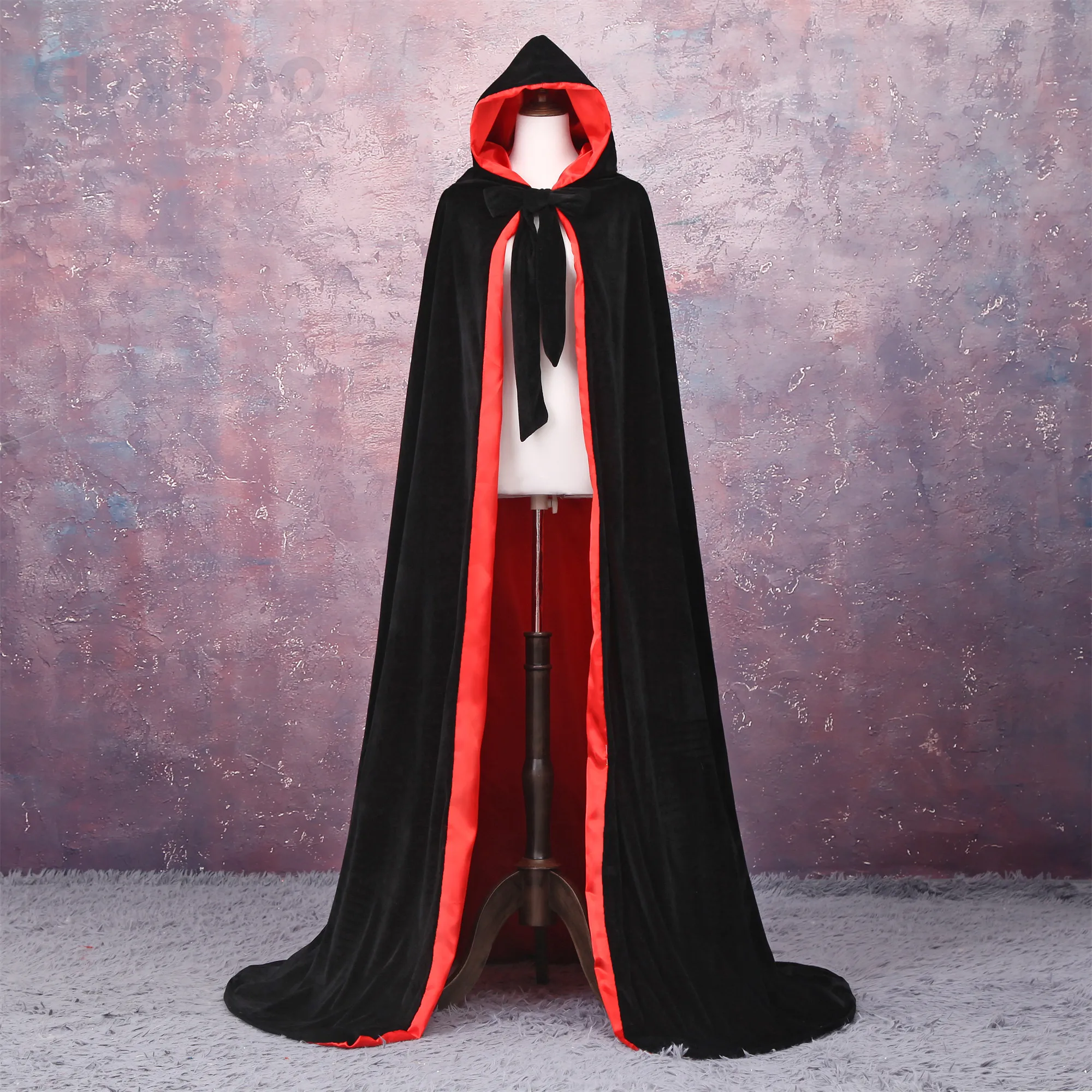 Hooded crush velvet Black and redロングマント Black and Red 'Metzli' Long Cloak by Punk Rave • The Dark Store™