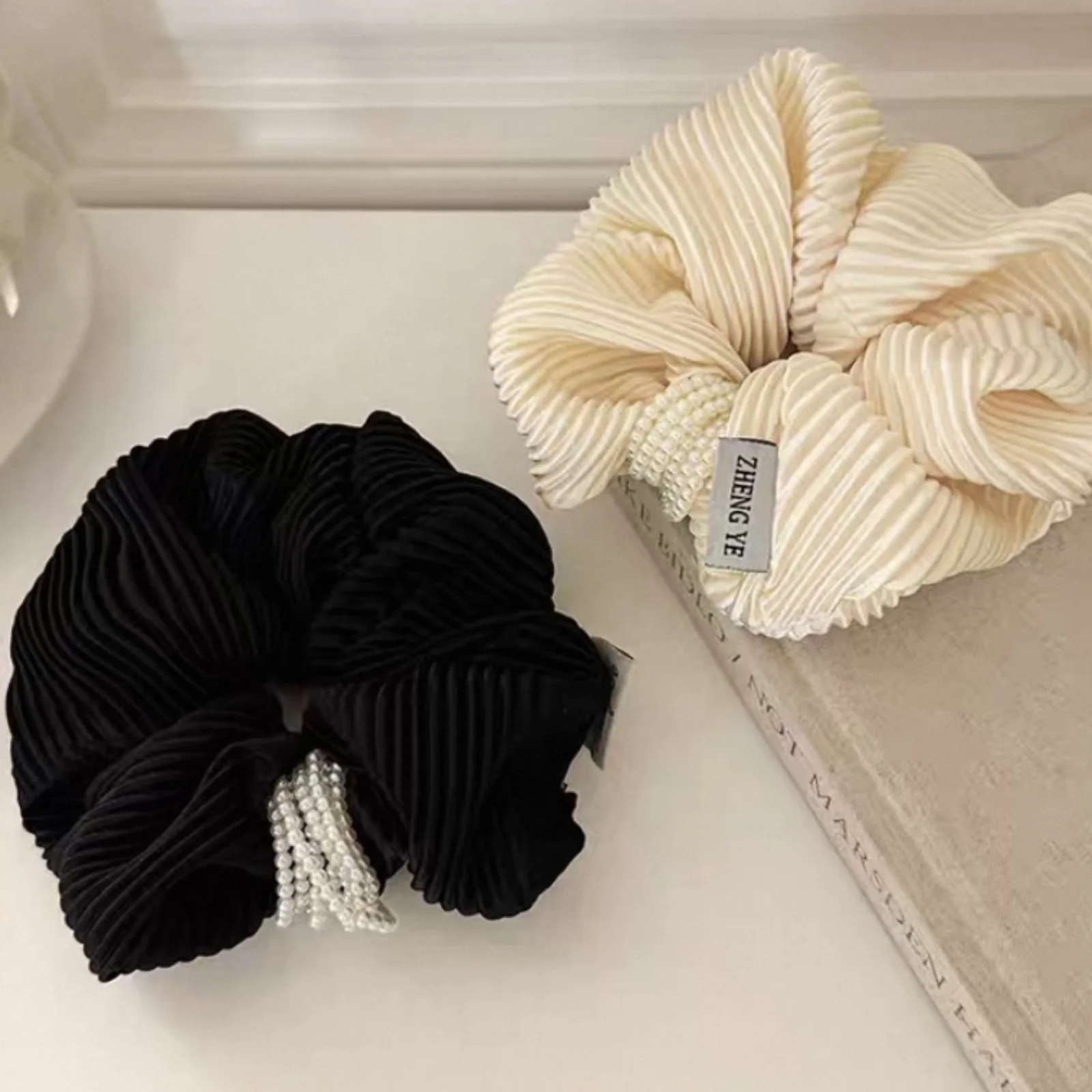 1PC Elegant Pleated Hair Scrunchies Set, Black And Creamy White Hair Ties With Pearl Decor, Stylish Hair Accessories For Women