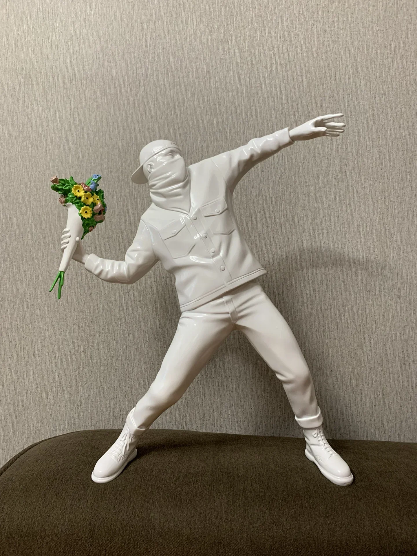 

Crafts Flower Bomber Full-Length Portrait Street Art Throwing Flowers People Statue Decoration Action Figure Collection model