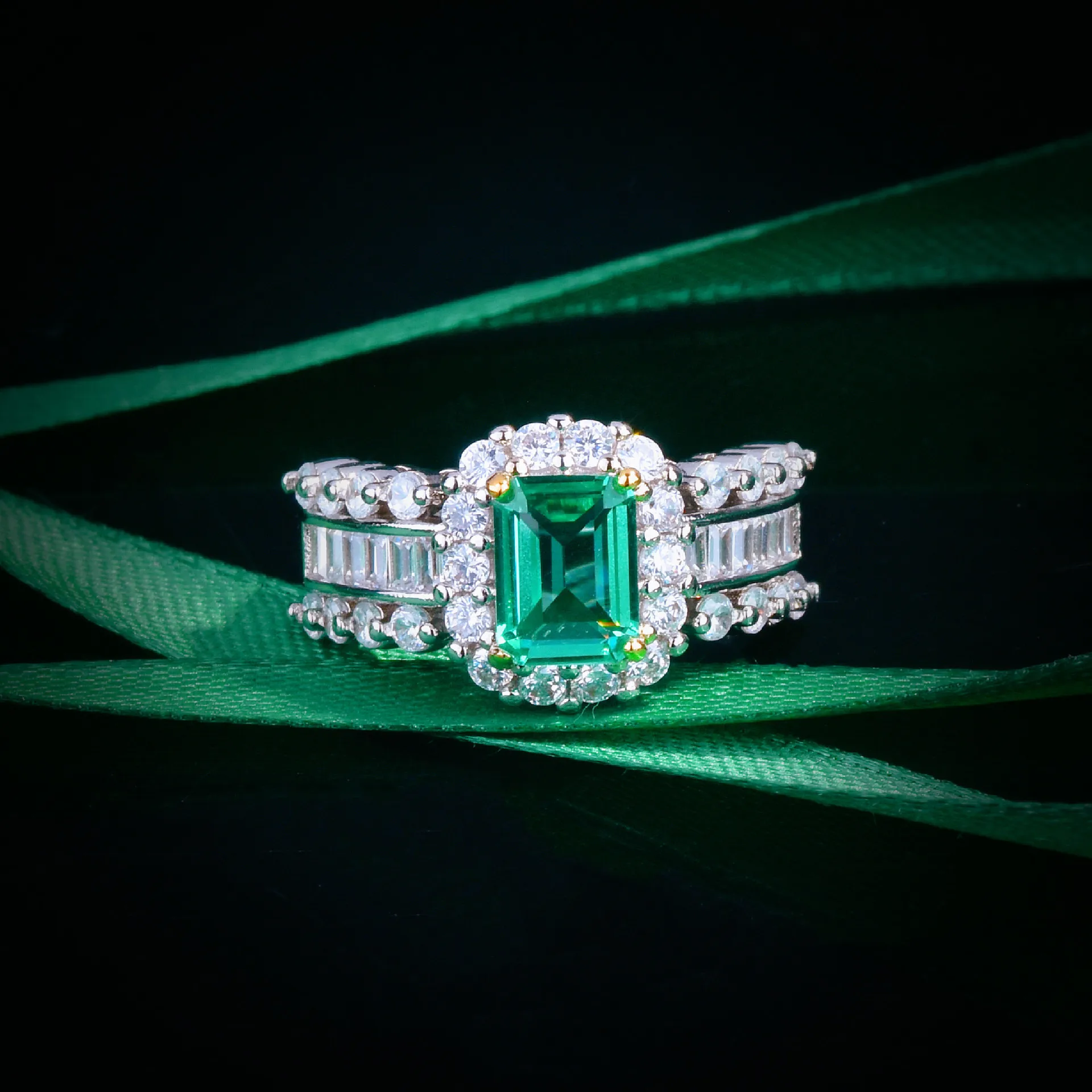 

Luxury Simulation Emerald Ring 925 Stamp New Fashion Full Zircon Row Square Ring Female Party Birthday Jewelry Gift
