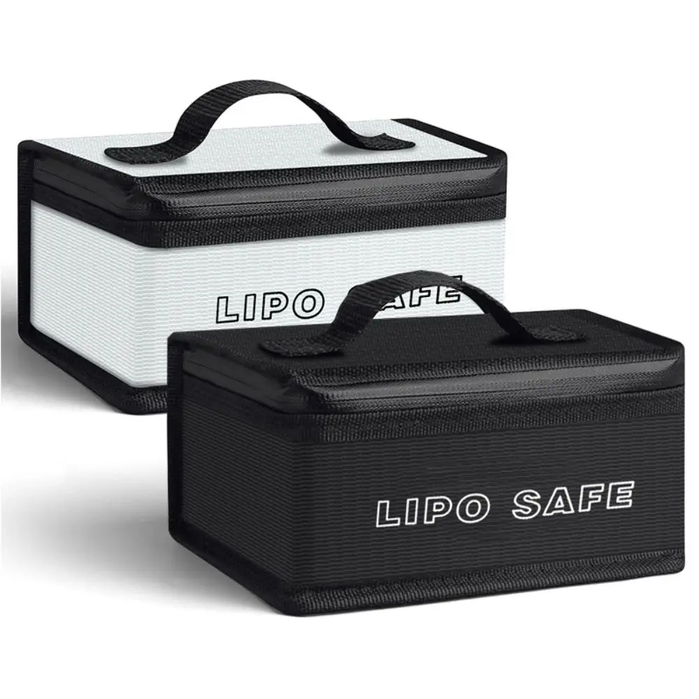 Sac de sécurité ignifuge pour batterie LiPo avec batterie à l'intérieur, prêt pour le stockage ou le transport.