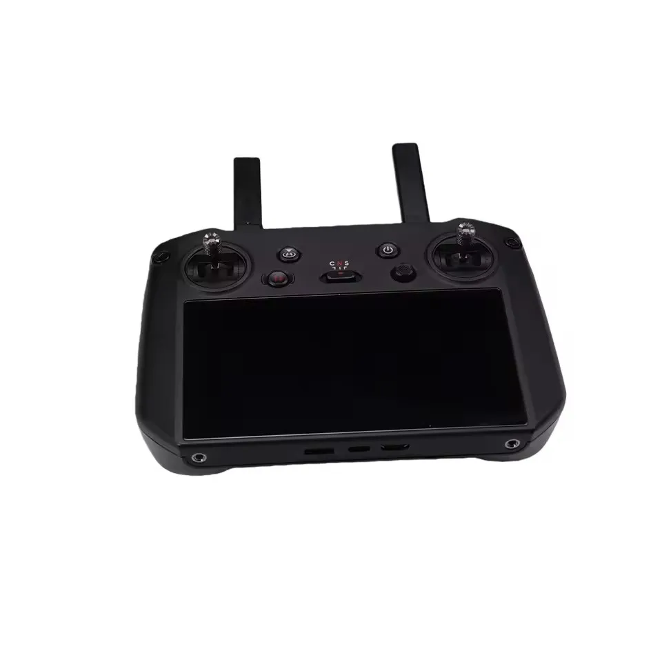 Télécommande DJI RC Pro avec écran haute luminosité tenue à deux mains, avec un drone Mavic 3 en arrière-plan.