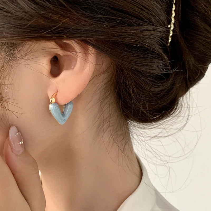 2023 New Korean Light Luxury White Oil Dropping Love Stud Earrings For Women Fashion Elegant Metal Heart Design Jewelry Gifts