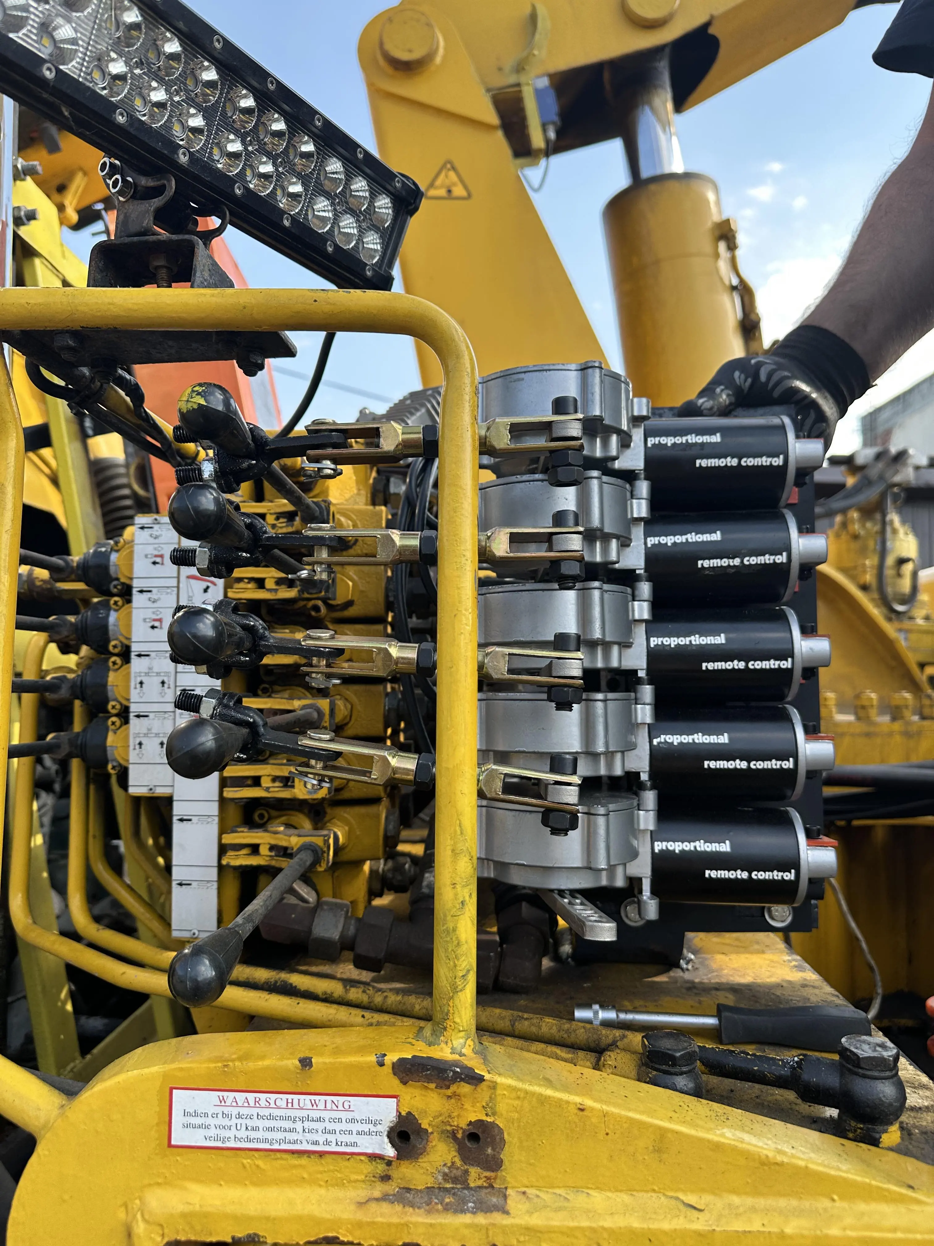 Récepteur du kit de modernisation de commande à distance proportionnelle pour vanne hydraulique, câbles connectés.