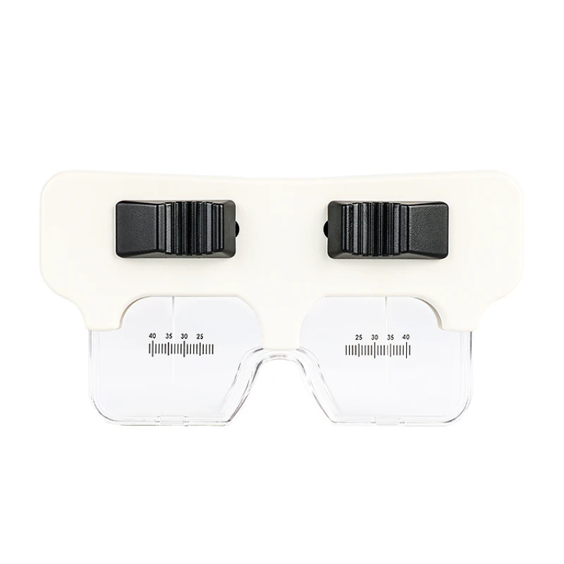 

The eye is measured with a pupillary distance ruler, PD measurement, and medical equipment filing operation is accurate