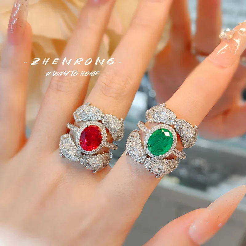 Anello in argento - Questo è un anello di lusso adatto da indossare sul dito del medio. È un anello da donna con corindone rosso. - immagine 3