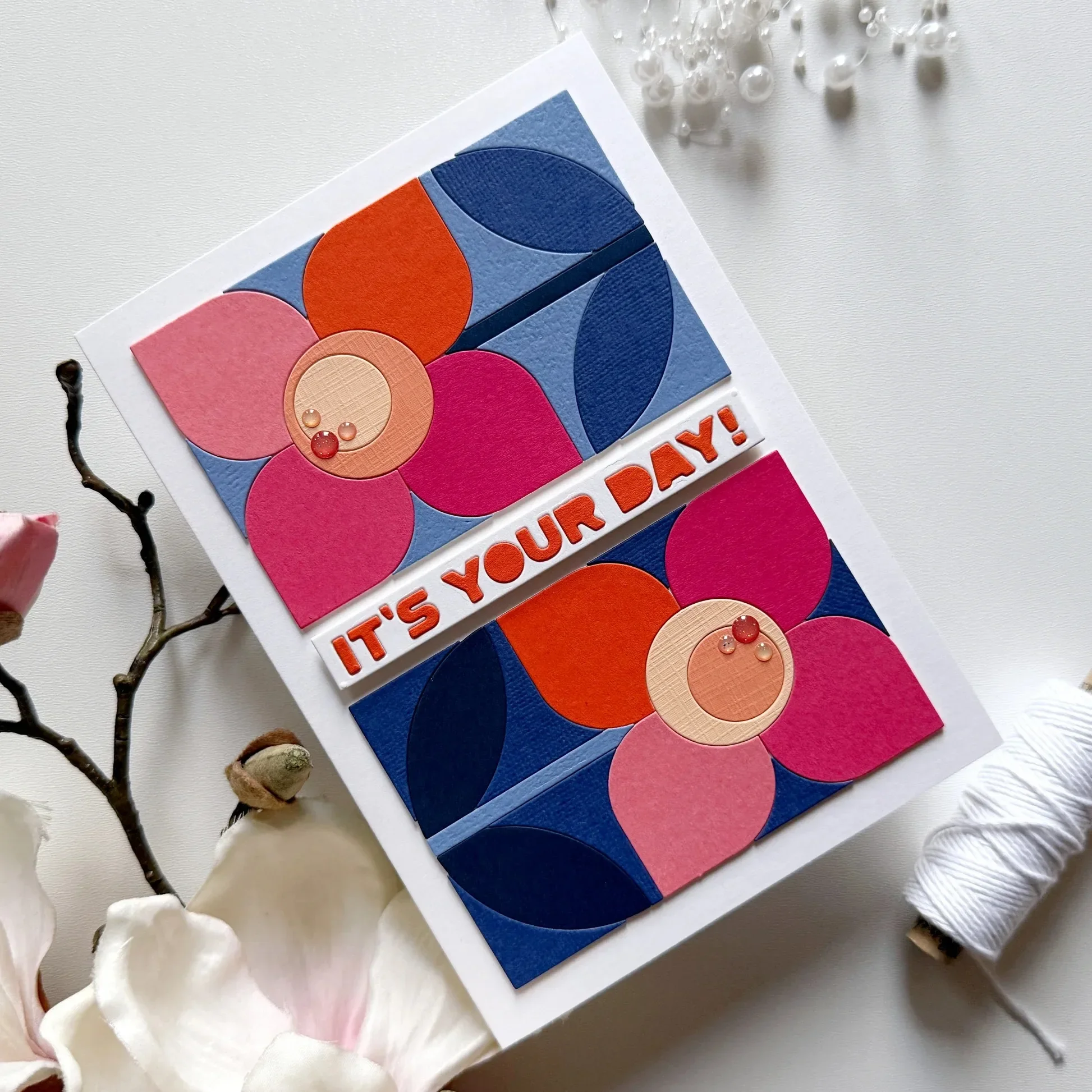 알람 시계 위에도 작은 귀마개 한 쌍이 있습니다. 신상품 2026 금속 커팅 다이 스크랩북킹 DIY 데코레이션