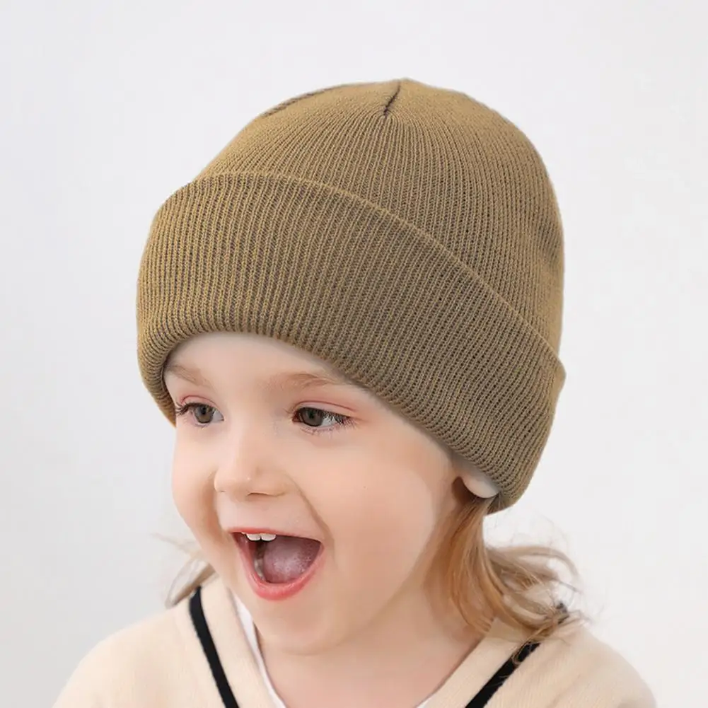 

With rolled edges and solid color design, this hat makes your baby look cuter.