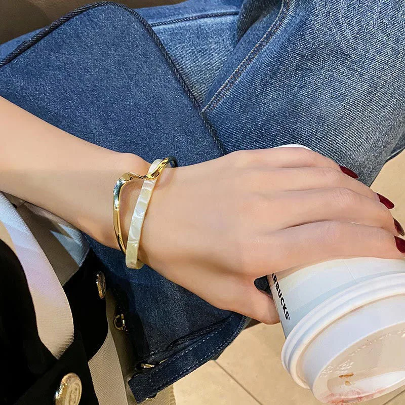 White Shellfish Bracelets Board Bend Metal Bangles Womens Hand Bracelets Geometric C- shaped Opening Bracelets Jewelry Gifts 4