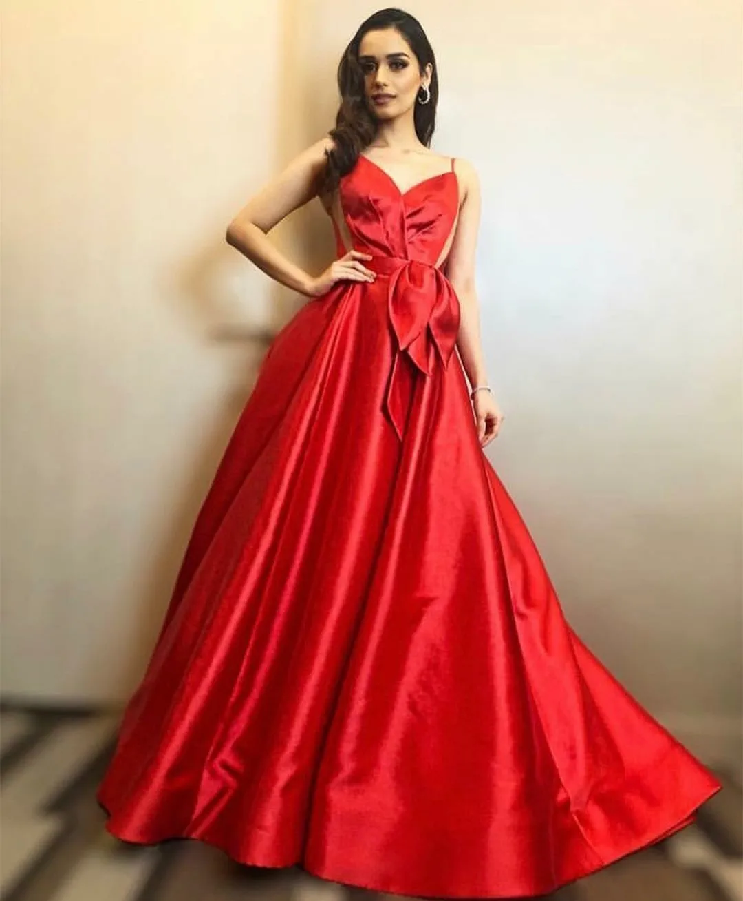 

Elegant Long Red Satin V-Neck Prom Dresses With Pockets A-Line Spaghetti Pleated Floor Length Formal Evening Dress for Women
