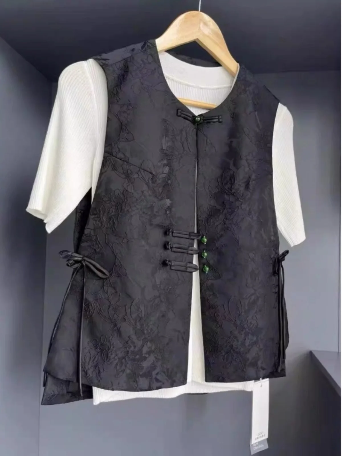 New Chinese Sle Bla Embroidered Jaet Women's 2025 Spring Autumn High Sense National Sle Button oulder Vest Top