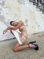 Robe midi transparente en maille pour femme, cintrée à la taille, sans manches, à fines bretelles, tendance et élégante, collection été 2026 2