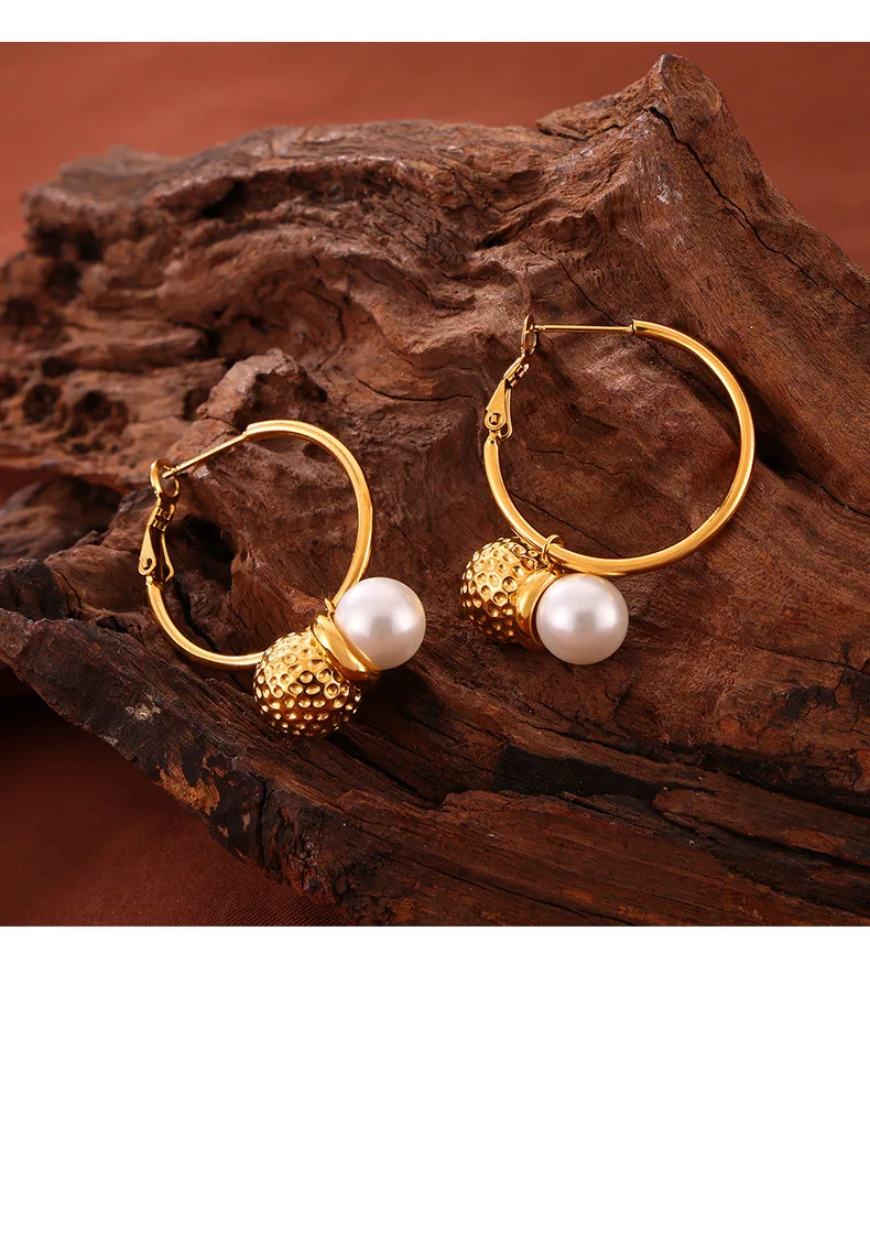 Neues Set aus Imitationsperlen-Anhänger-Halskette und Creolen für Damen, Edelstahl, vergoldet, eleganter Schmuck. – Detail 10
