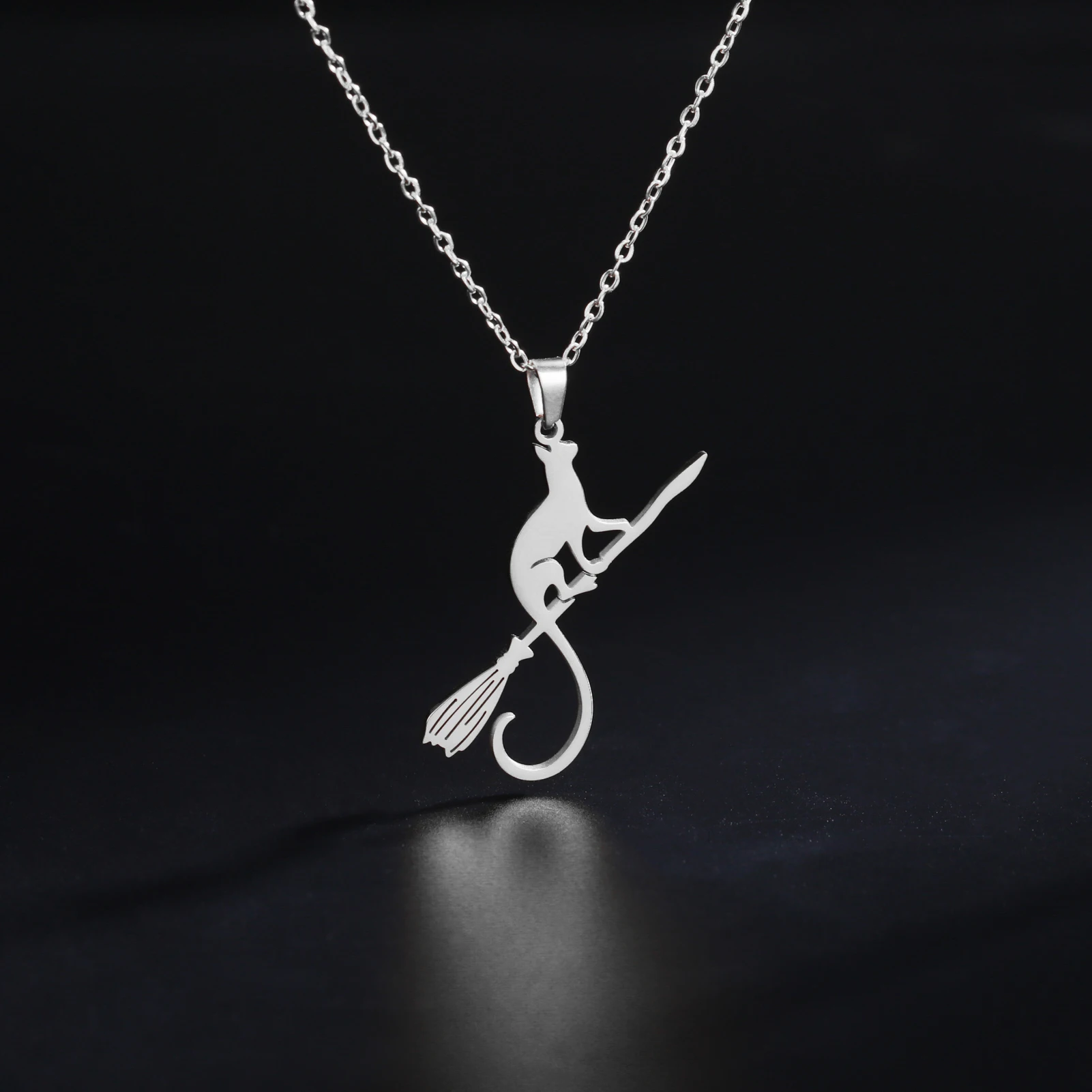 Cazador Cat Ride Besen-Anhänger-Halskette, Edelstahl, Hexen-Kätzchen-Halsband, Halskette für Frauen, Tier-Halloween-Schmuck 2026 – Detail 10
