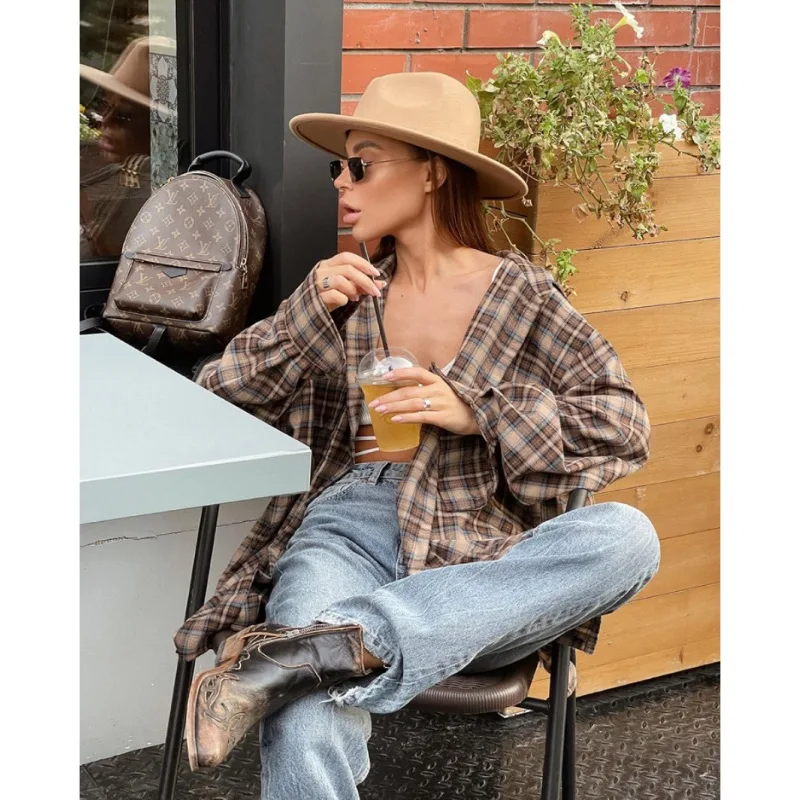 American retro plaid shirt in spring and autumn of 2024 Women's long design with a loose plaid shirt at the bottom.
