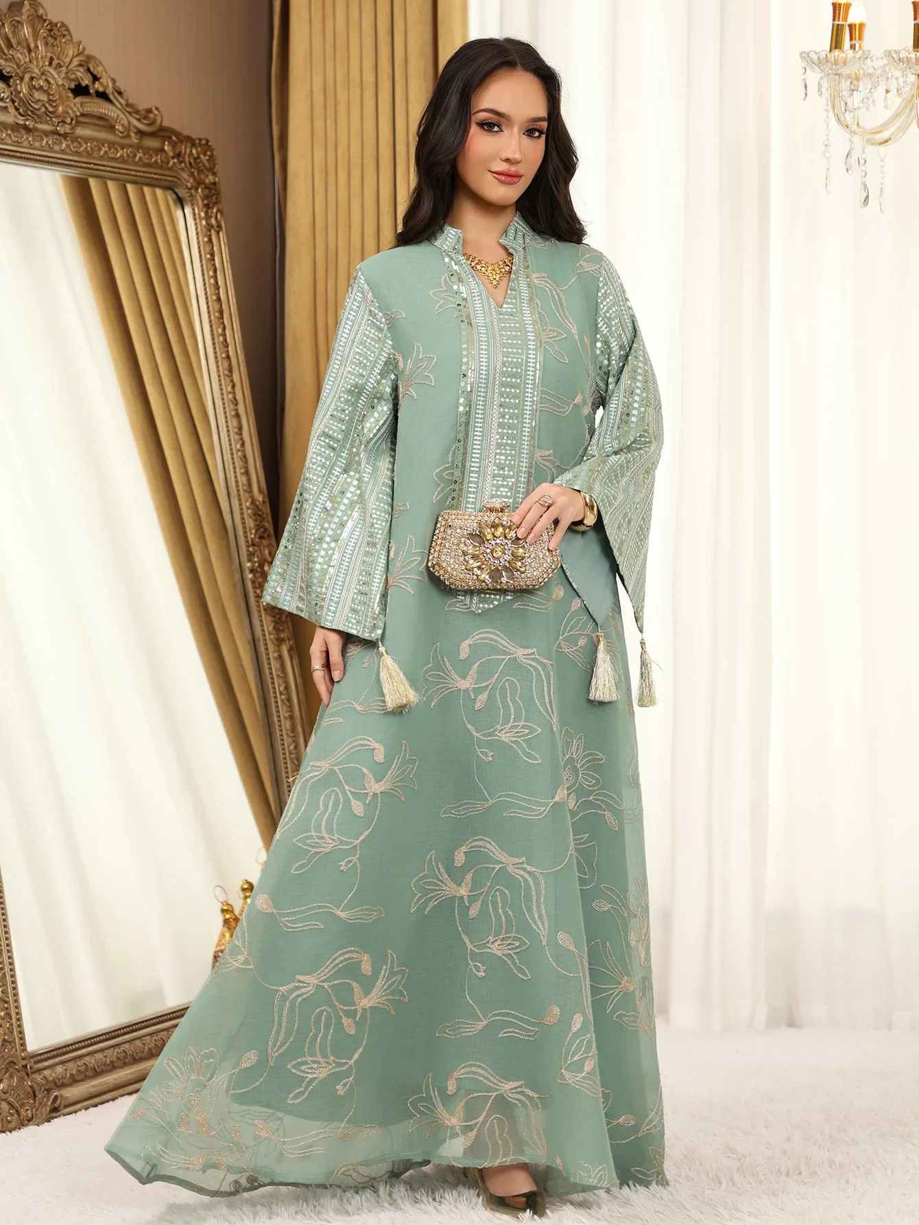 جلابية طويلة بنقوش ناعمة وأكمام واسعة