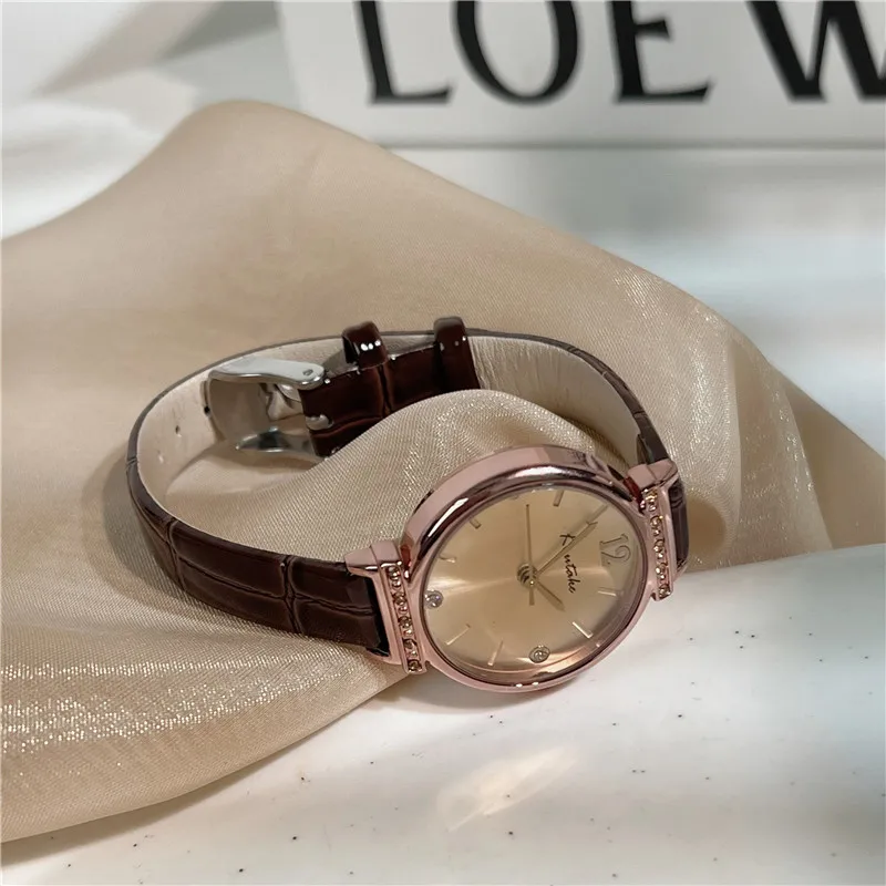 

Часы наручные женские кварцевые с цифровым циферблатом и кожаным ремешком