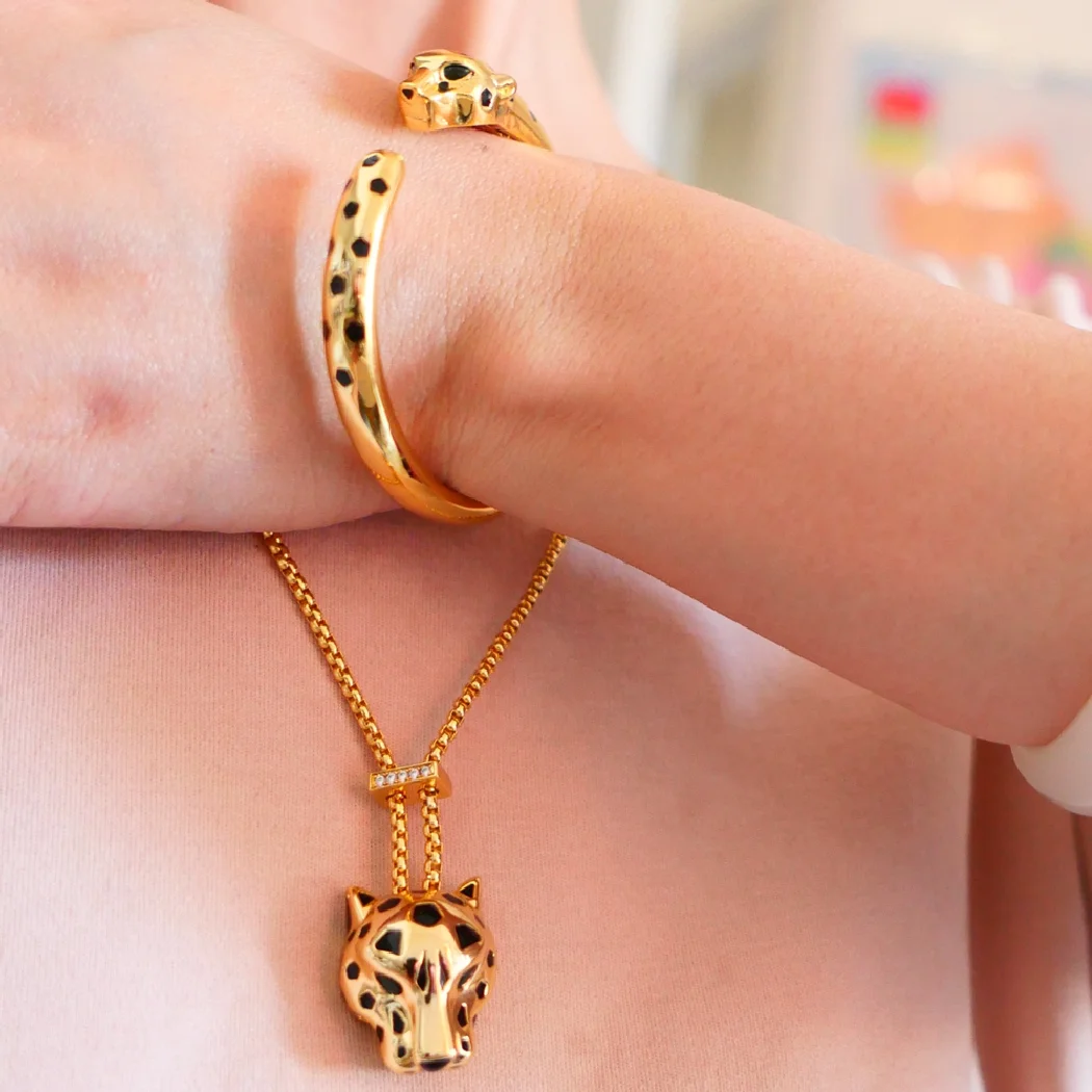 

Luxury Black Spot Green Eyes Leopard Pendant Necklace And Cuff Bangle Bracelet Gold-plated Panther Jewelry Set For Women