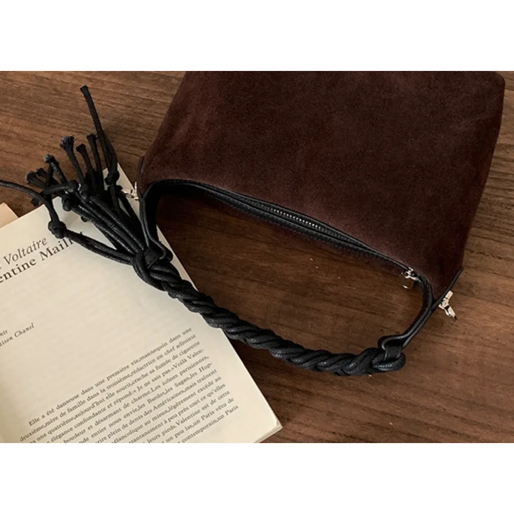 Handheld-Lunchbox mit Quaste 2024 Neue Umhängetasche mit einer Schulter Kleine vielseitige matte Rindsledertasche für Damen_voghion.com