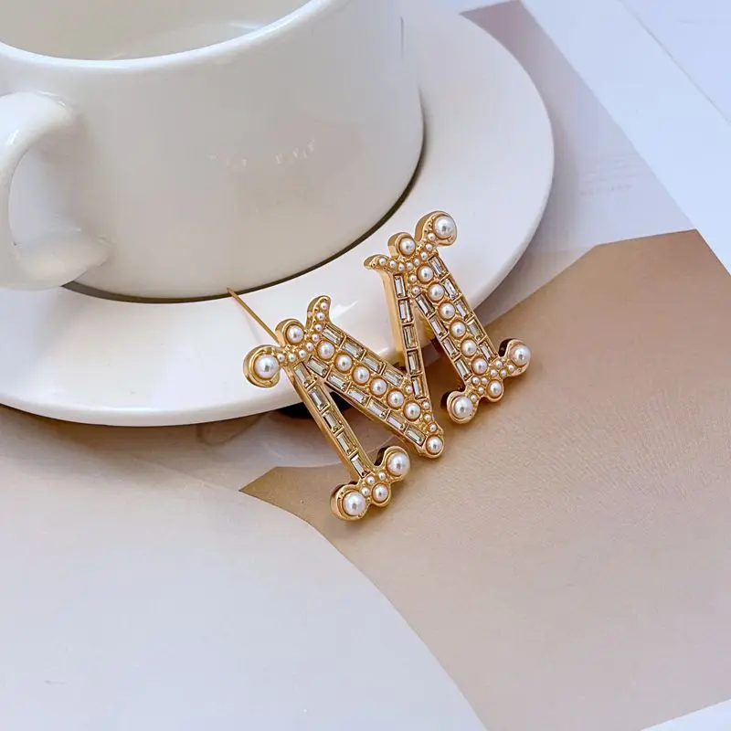 European and American personalized English letter M metal brooch