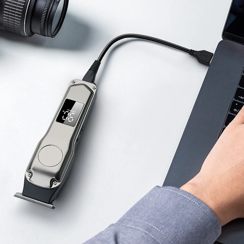 여러 개의 빗 액세서리와 청소용 브러시가 포함된 남성용 USB 충전식 전기 이발기