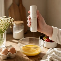 Mousseur à lait électrique portatif avec fouet en acier inoxydable et corps en ABS, batteur à œufs portable pour le café, le cappuccino et la pâtisserie, design blanc ergonomique, 3,5 x 22 cm. 5