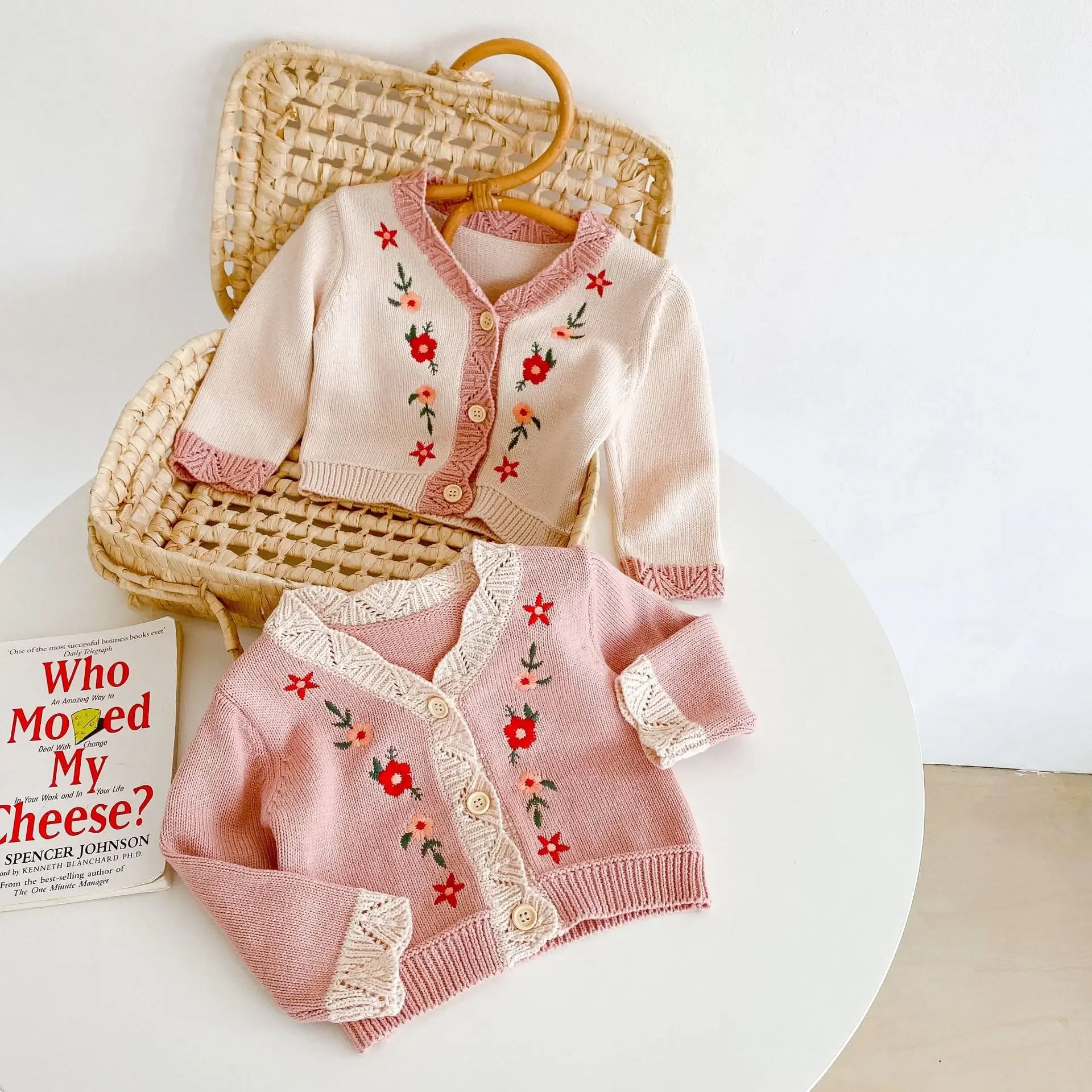 

Sweaters 2023 Autumn Winter Versatile Baby Girl Jacket with Flower Embroidery Knitted V Neck Long Sleeved Sweater Cardigan Top