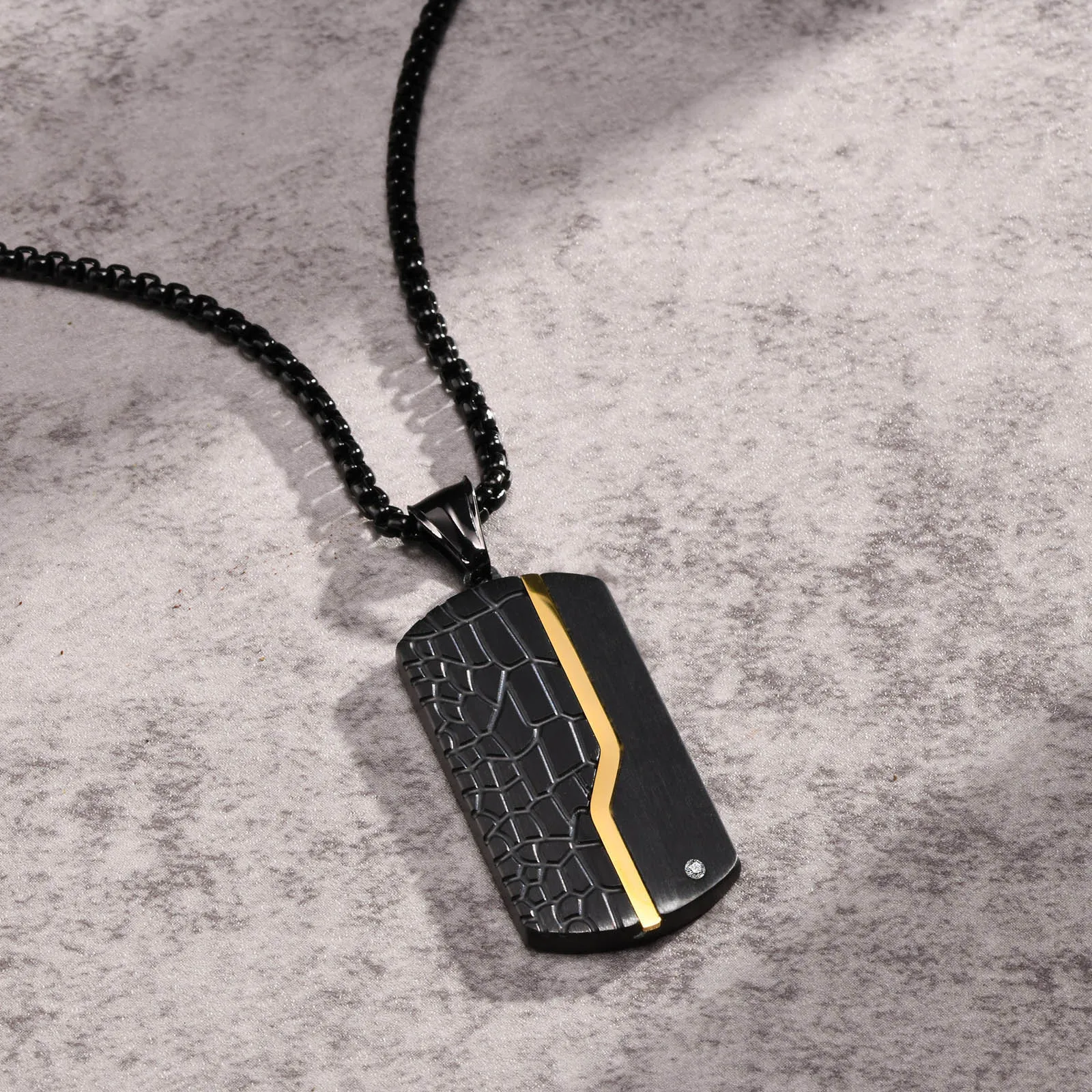 Vnox Herren-Halsketten mit Iced Out-Erkennungsmarke, Rock-Punk-Halsband mit geometrischem Anhänger in Schwarz und Gold, Geschenke für Ihn