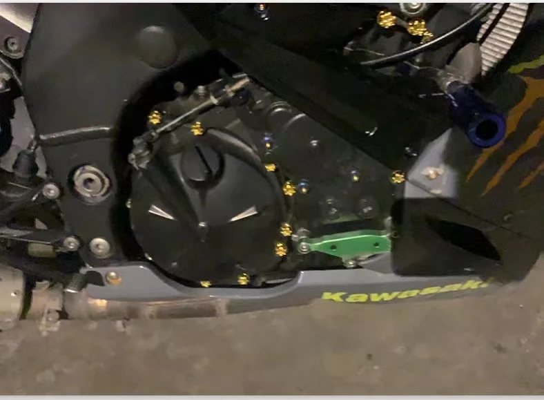 Сглобяване на капачки за винтове в опаковка