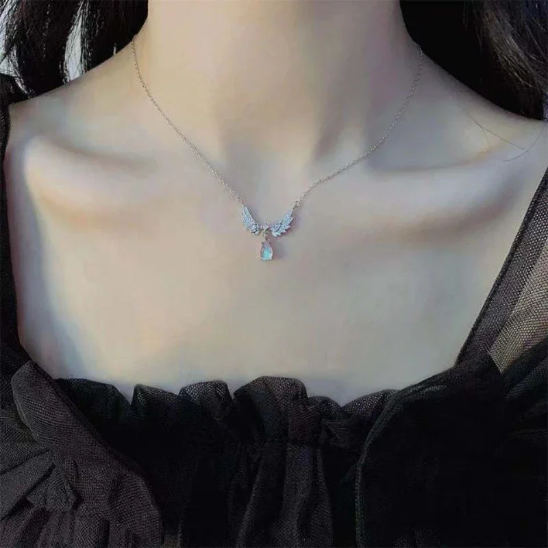 Elegant modern crystal angel wing necklace, short and stylish collar chain, attractive for women