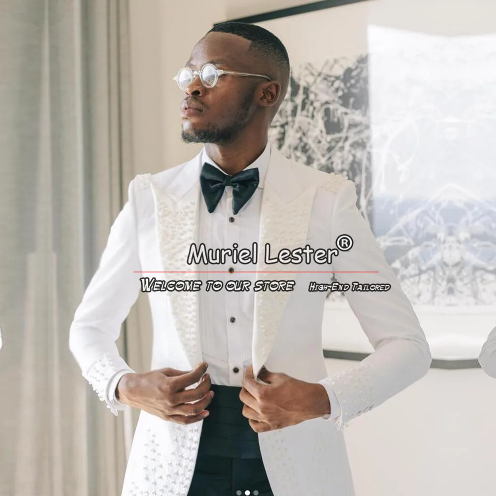 

Роскошные мужские костюмы с жемчугом, приталенный белый блейзер с черными однотонными брюками, индивидуальный пошив, 2 предмета, свадебные смокинги для жениха, мужской модный комплект