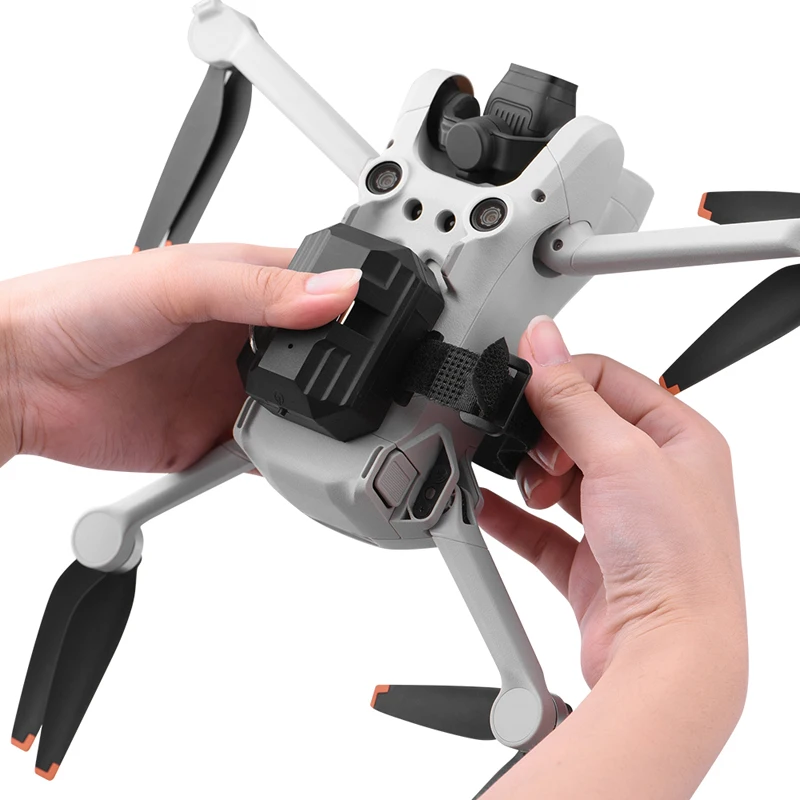Drone DJI Mavic Pro équipé du lanceur de charge utile universel, prêt à décoller.