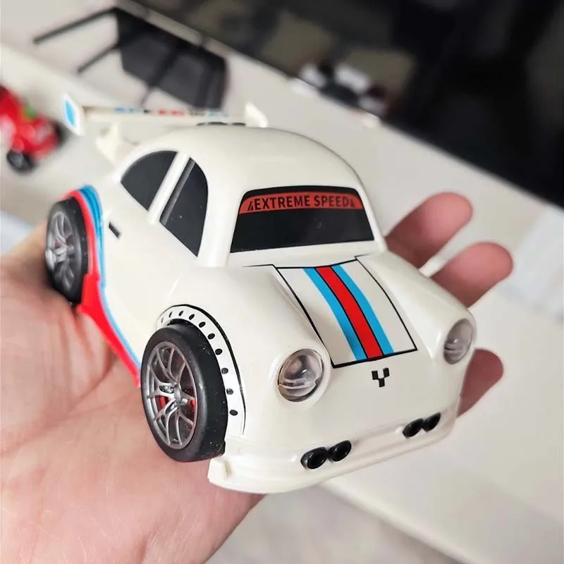 Détail des lumières LED avant et arrière de la voiture RC drift, idéale pour le bureau