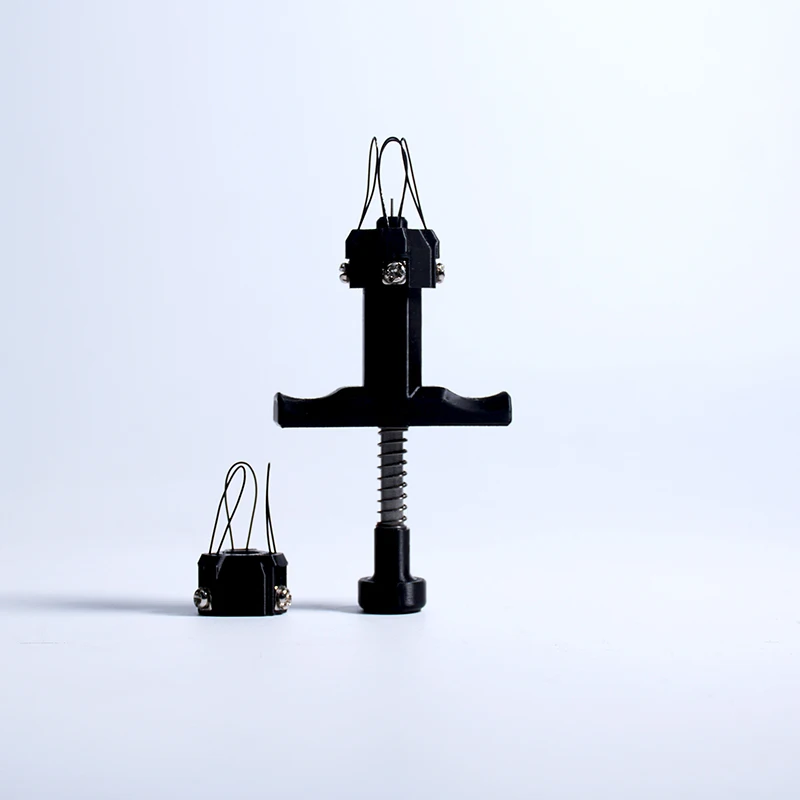 Extracteur d'hélice de drone professionnel posé sur une surface, avec son embout adapté aux hélices standards, outil indispensable pour le démontage.