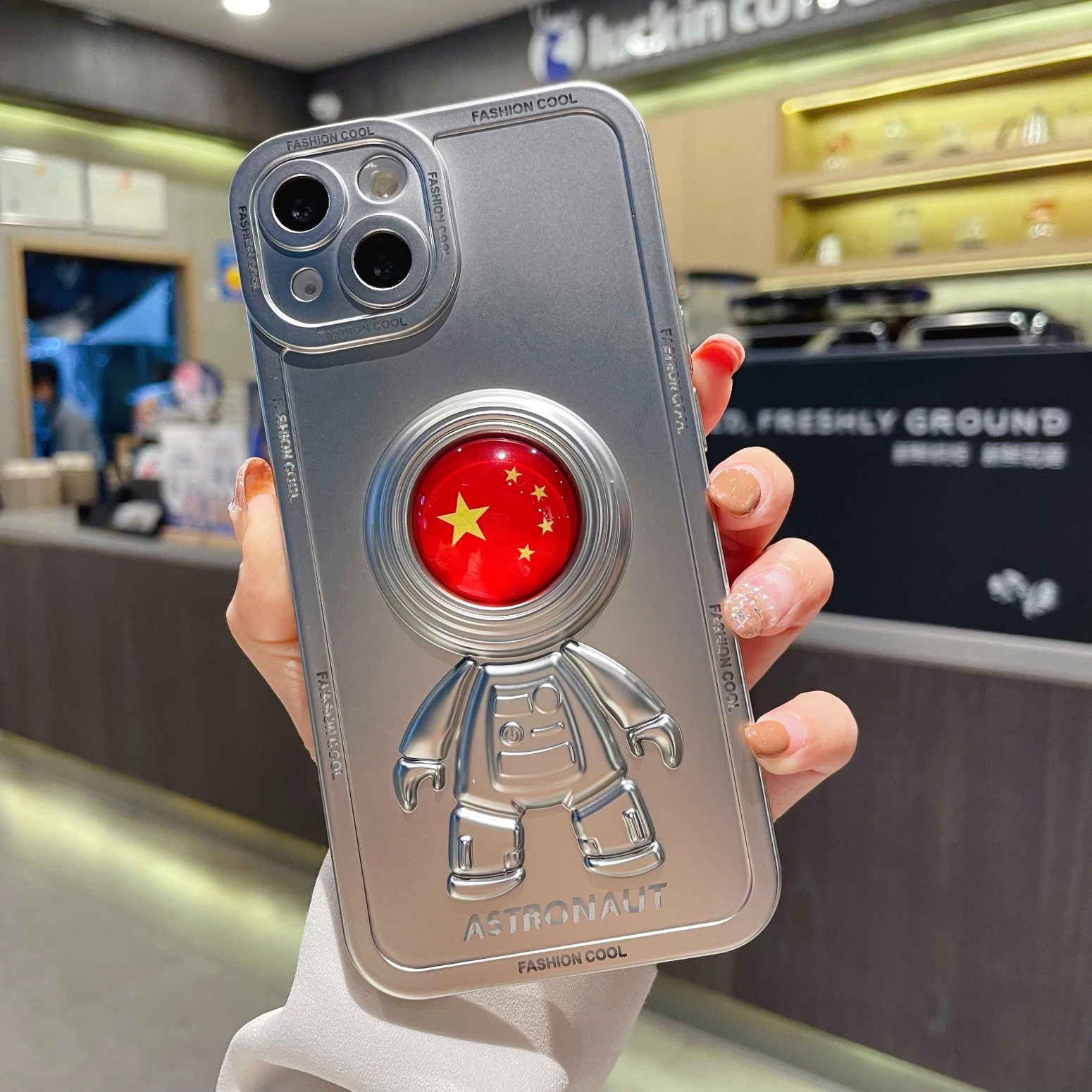 قاب آیفون آسترونات سه بعدی 12 S801ccdfcc296435189880e3c48eeb2992