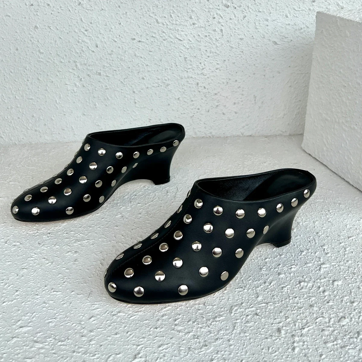 Рисунок 5 - Женские шлепанцы из натуральной кожи